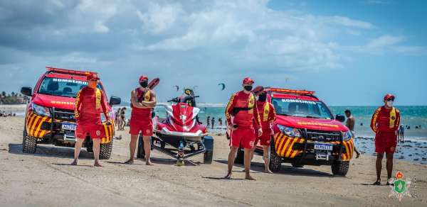 Cinco pessoas são salvas pelo Corpo de Bombeiros no fim de semana em praias do Ceará