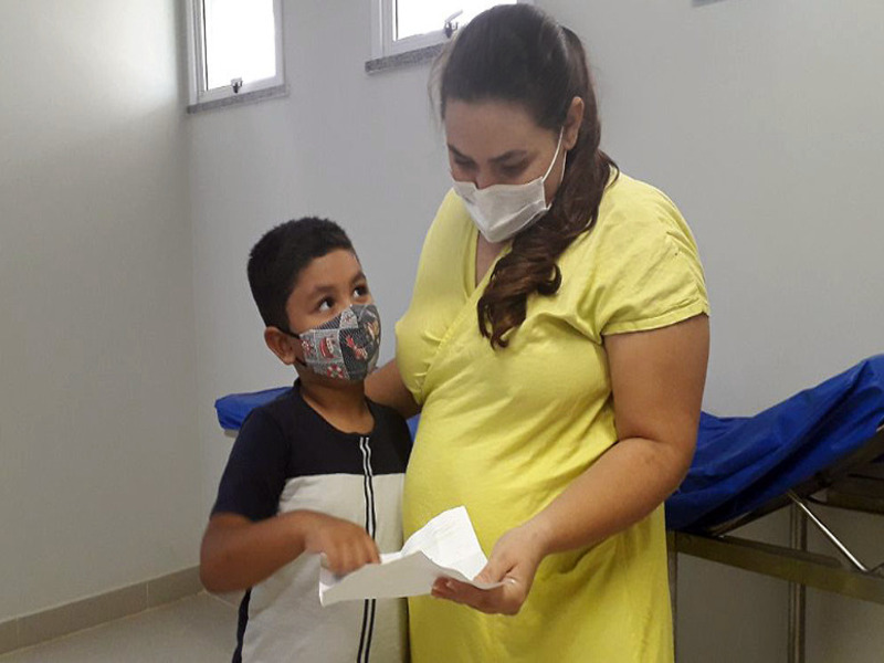 Equipe multidisciplinar do HRSC promove encontro entre filho e mãe que estava internada há mais de 20 dias