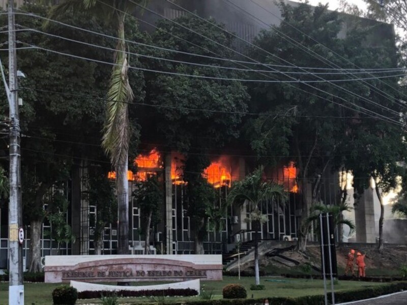 Incêndio atinge prédio do Tribunal de Justiça do Ceará; estrutura foi interditada por risco de desabamento