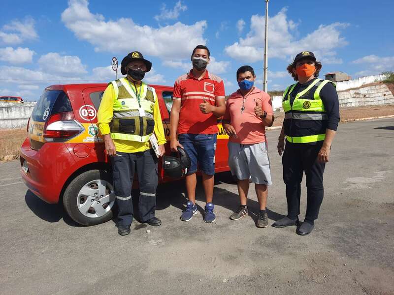 Pedreiro conclui adição de categoria e se emociona ao ver filho conquistar 1ª habilitação no mesmo dia