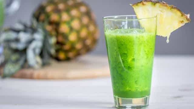 Sumo detox de ananás e de erva-cidreira para desinchar