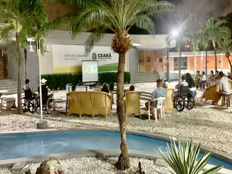 Casa de Cuidados realiza “Sessão Pipoca” com cinema ao ar livre para pacientes em tratamento