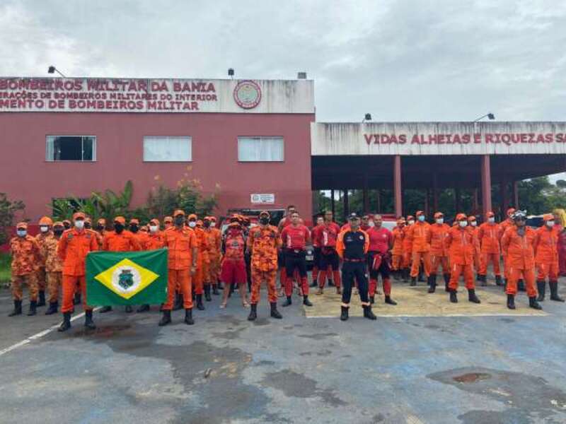 Corpo de Bombeiros do Ceará atua no combate às enchentes no Sul da Bahia com remoção de desabrigados e distribuição de insumos