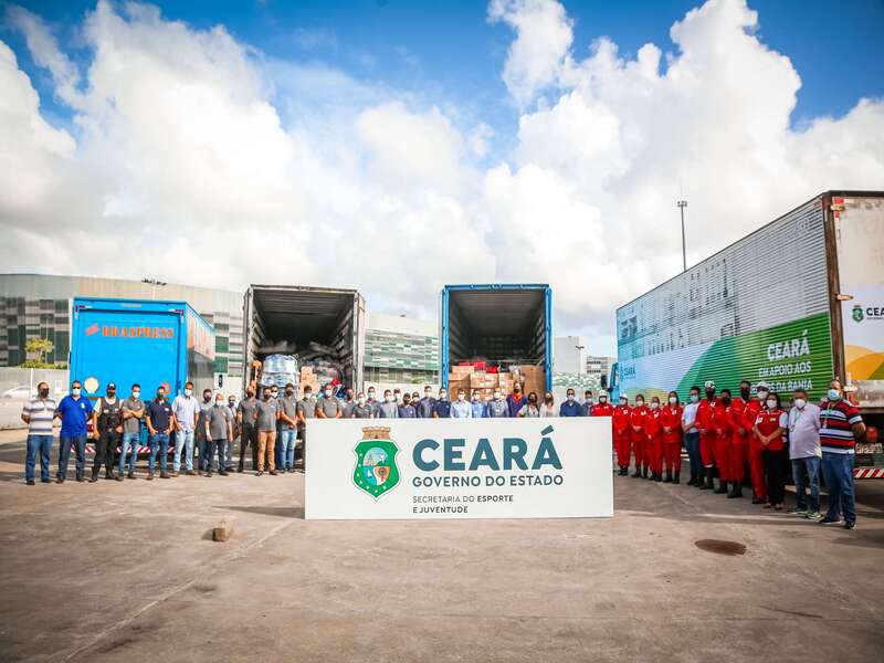 Caminhões partem da Arena Castelão rumo à Bahia com 53t de alimentos e roupas e 18 mil litros de água