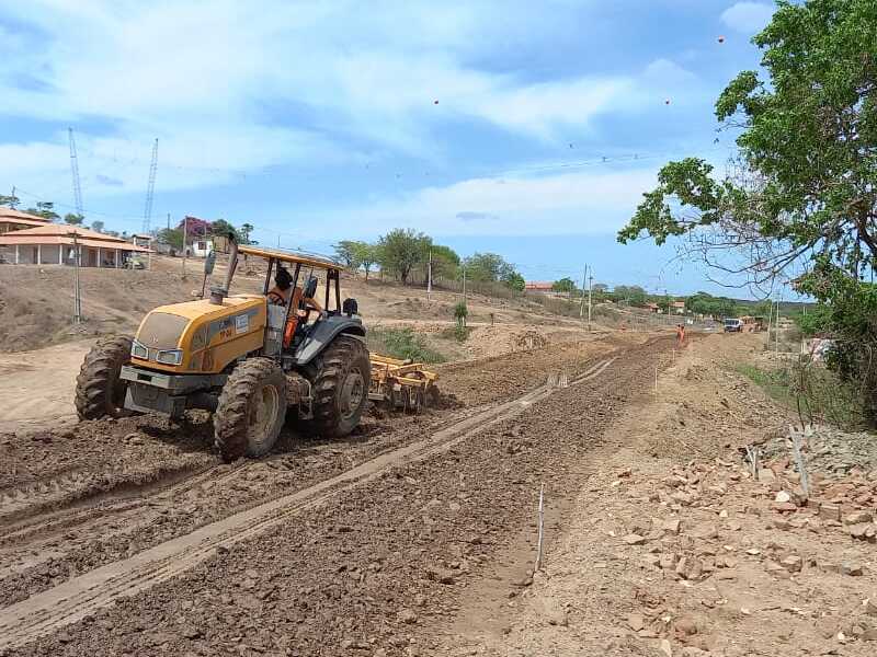 Com metade dos serviços executados, trecho da CE-380 em Barro vai facilitar o transporte entre Ceará e Paraíba