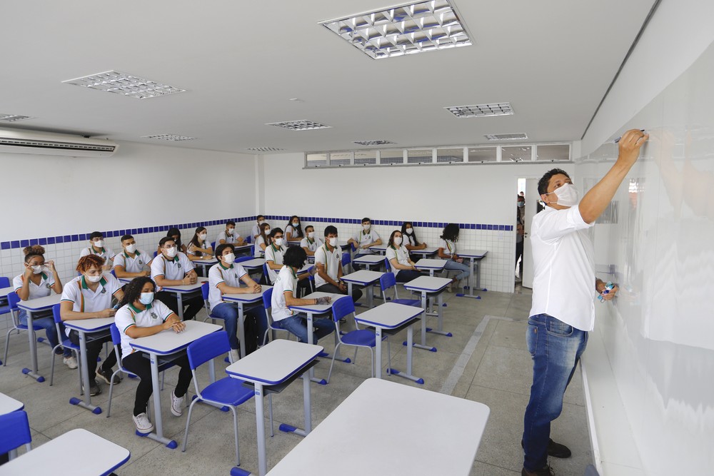 Professores da rede estadual do Ceará vão receber reajuste salarial de 33,34%, anuncia Camilo