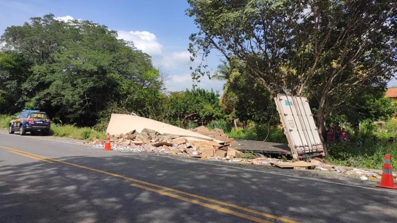 Três homens são presos saqueando carga de caminhão que tombou na BR-116 em Brejo Santo