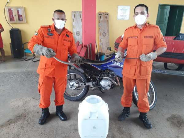 Corpo de Bombeiros resgata cobra que estava dentro de motor de motocicleta na cidade do Crato