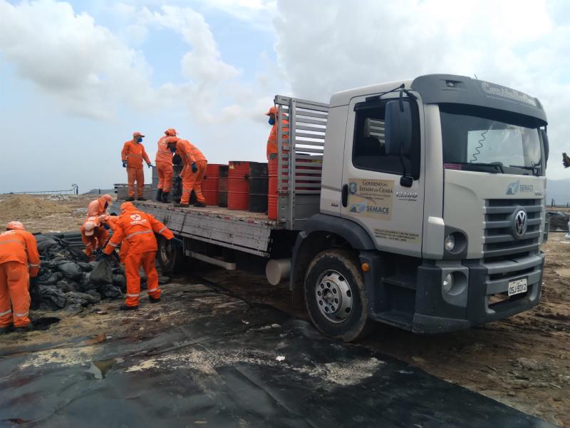 Manchas de óleo: 8.200 mil litros de material recolhido, segundo Semace