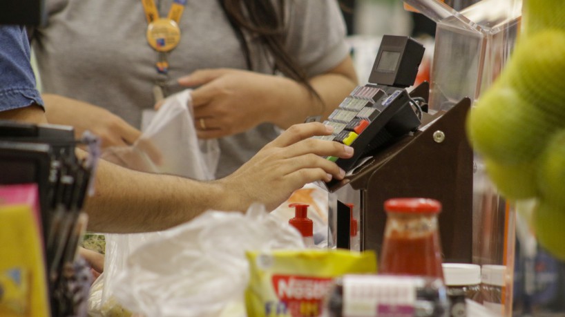 Salário mínimo deveria ser de R$ 6 mil para absorver alta de preços no Brasil