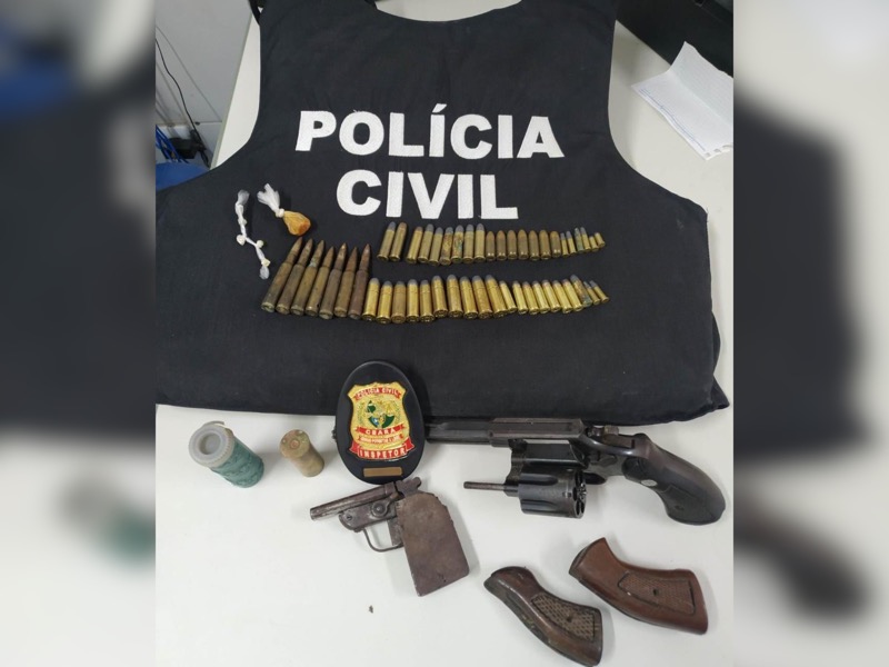 Em ofensiva contra o tráfico, Polícia Civil prende dupla com armas e drogas no Crato