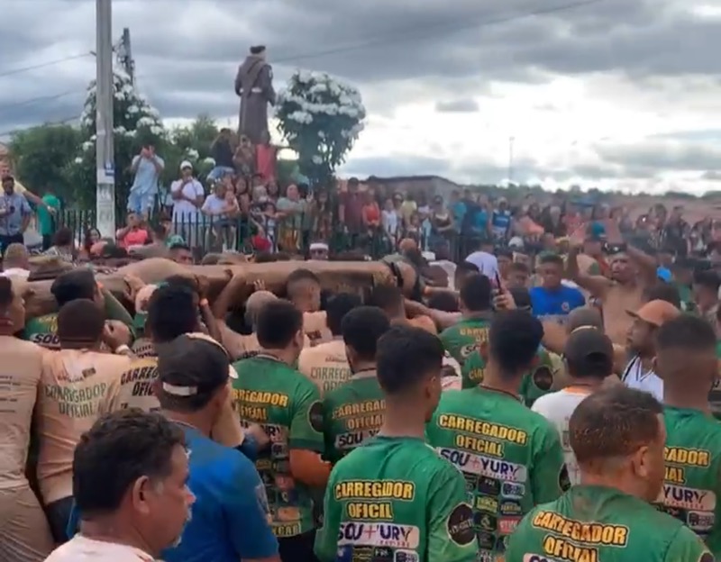 Vídeo: acompanhe o cortejo do Pau da Bandeira em Barbalha