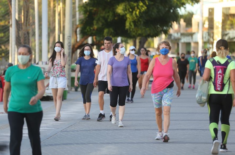 Recomendação do uso de máscaras em ambientes fechados e locais com multidão passa a valer no Ceará