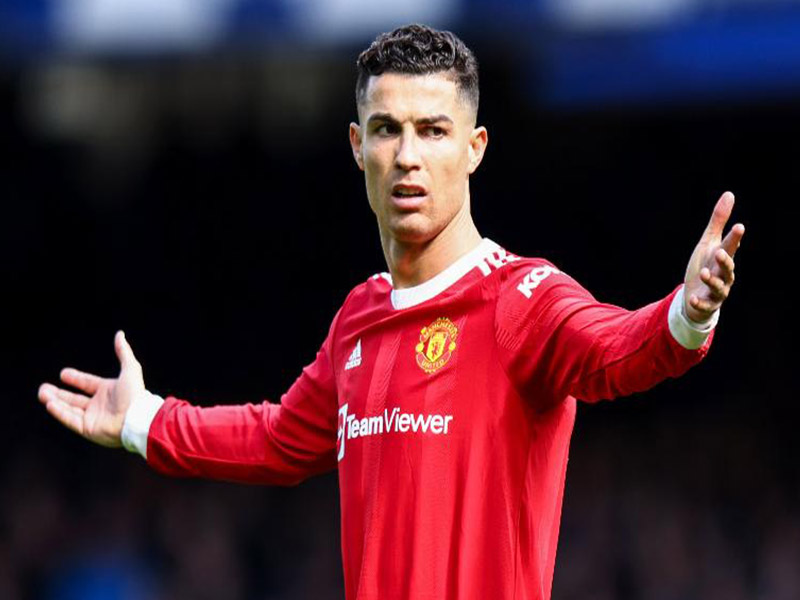 Cristiano Ronaldo ‘bateu às portas’ e ‘ofereceu serviços’ ao PSG, revela jornal francês; veja resposta do clube de Paris ao craque do United