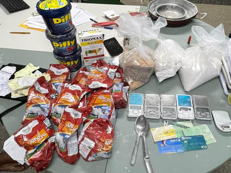 Polícia Civil cumpre mandados no Cariri e prende trio com 3 kg de drogas