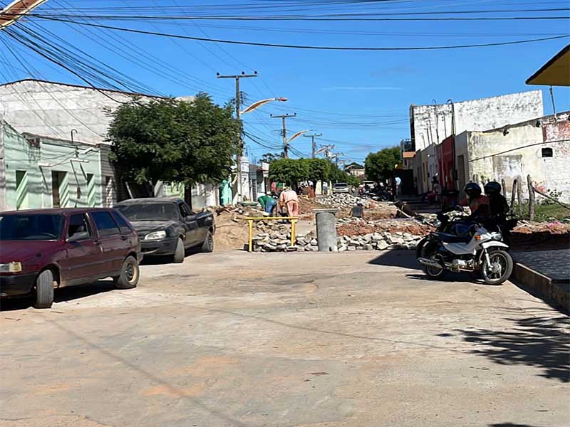 Aurora: rua interditada há quase 2 meses após cano estourar deixa moradores indignados com a gestão municipal