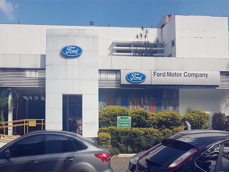 Ford corta 3 mil empregos para investir em veículos elétricos e software