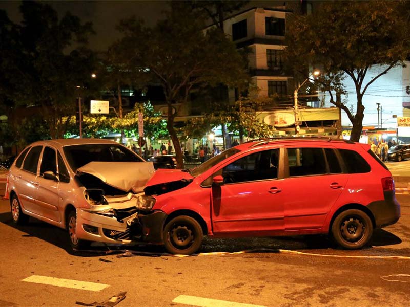 Mortes e acidentes com carros automáticos reacendem debate sobre formação de condutores