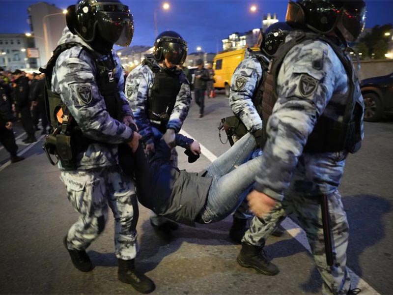 Manifestantes antiguerra são detidos e “convocados diretamente” para o exército russo