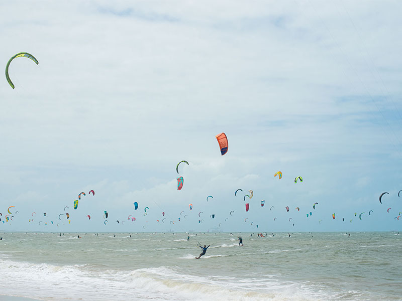 Evento no Ceará entra para o livro dos recordes com 884 kitesurfistas velejando ao mesmo tempo