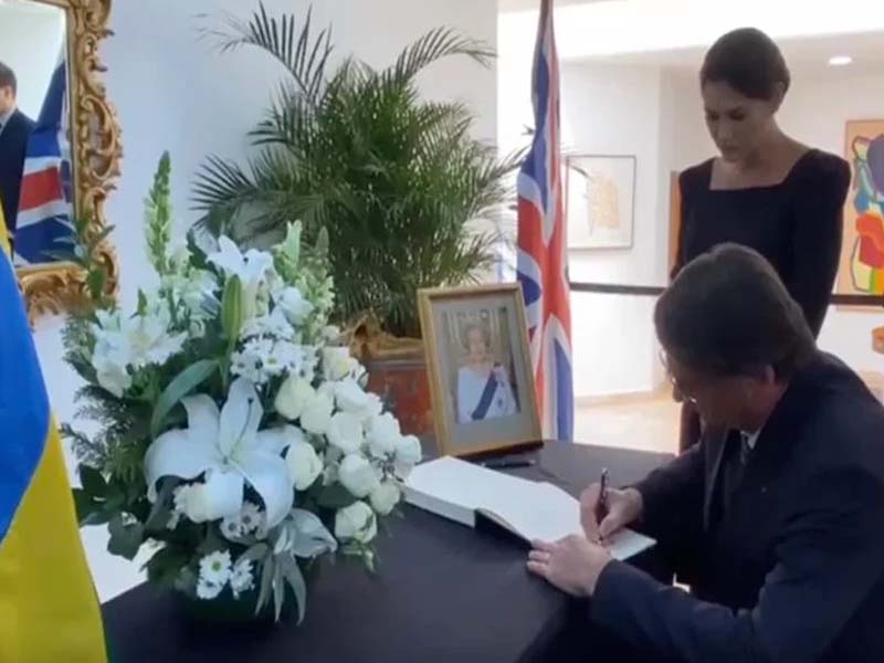 Veja a mensagem de Bolsonaro em livro de condolências pela morte de Elizabeth II