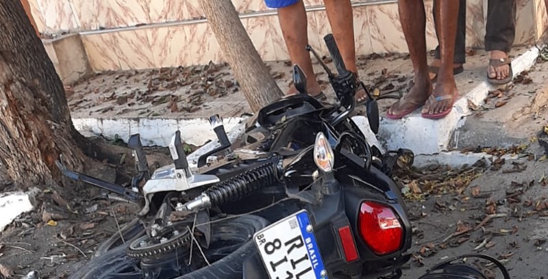 Homem morre após batida violenta entre motocicleta e árvore no Crato