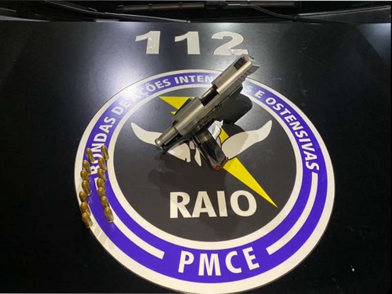 PMCE captura dupla com arma de fogo e munições em Juazeiro do Norte