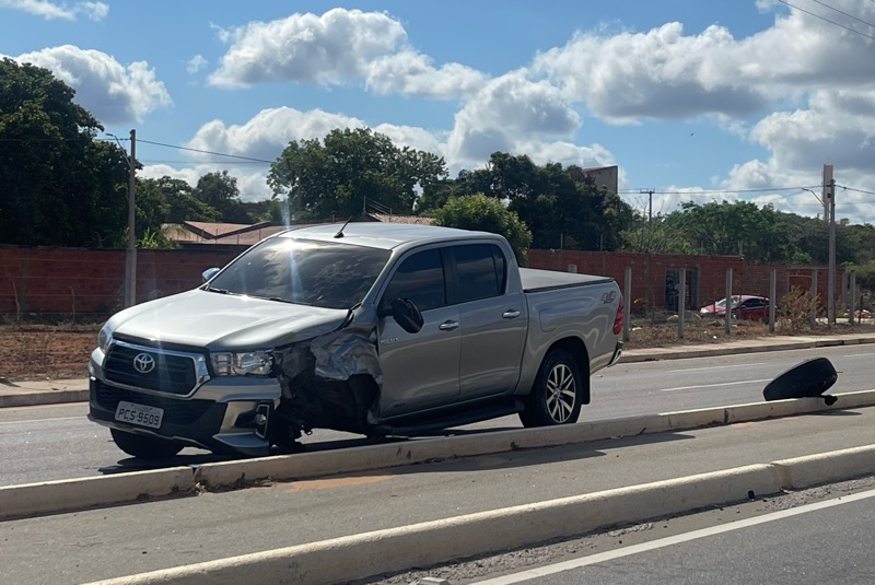 Caminhonete derruba poste no novo Anel Viário entre Crato e Barbalha