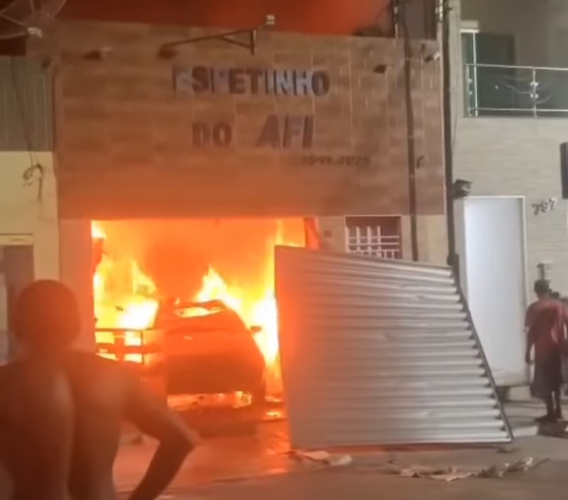 Fogo consome ponto de venda de espetinho em Juazeiro do Norte