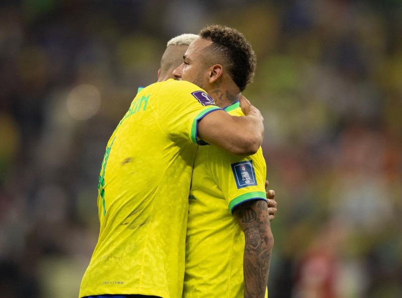 Neymar e Danilo não jogam mais pela Seleção na primeira fase da Copa do Mundo