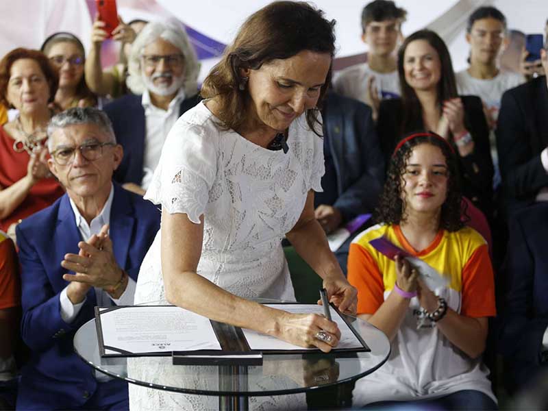 Izolda Cela sanciona lei que apoia universalização do tempo integral para Ensino Fundamental nas redes públicas municipais