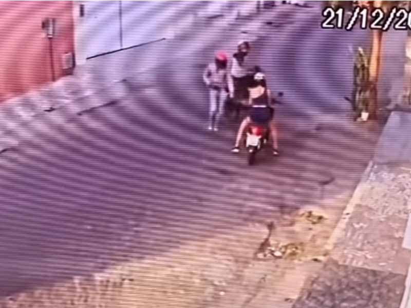 Vídeo: Câmeras flagram momento em que homens armados abordam uma mulher e roubam motocicleta em Juazeiro