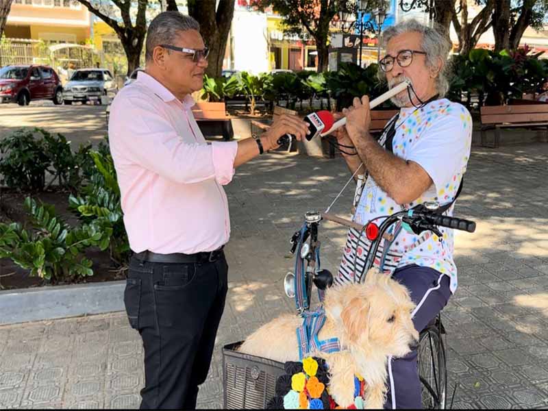 Vídeo: Artista faz sucesso tocando flauta no Centro do Crato