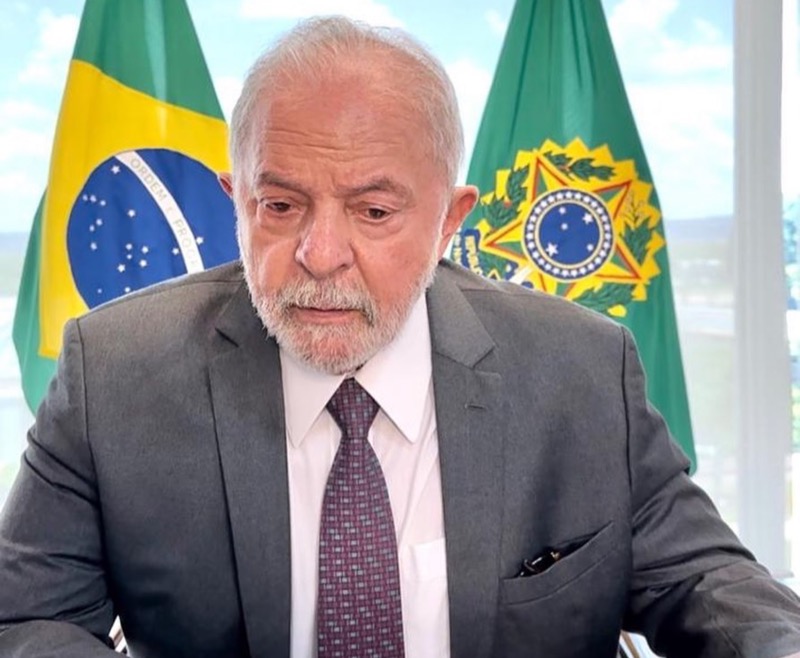 Lula tem pneumonia leve, cancela agenda e adia embarque para China