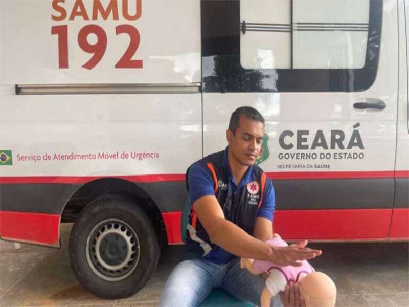 Profissional do Samu 192 Ceará orienta sobre como desengasgar bebês