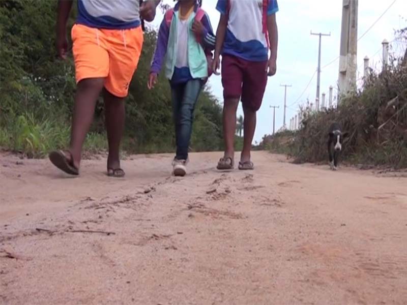 Drama: estudantes caminham mais de 5km por falta de transporte escolar em Santana do Cariri