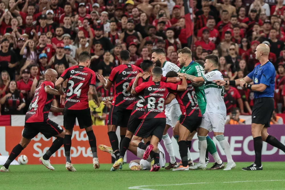 Com Gerson e Gabigol no topo, Flamengo é time da Série A com mais cartões em 2023; veja ranking