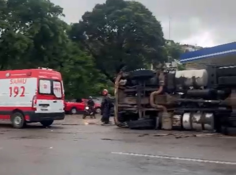 Barbalha: Carreta carregada de recicláveis tomba na CE-060