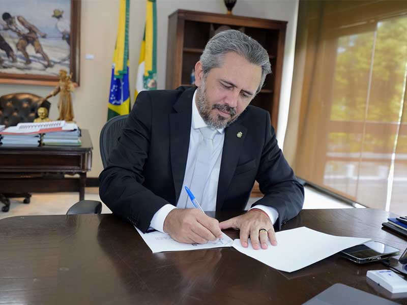 Governador Elmano de Freitas sanciona novo piso salarial dos agentes comunitários de saúde