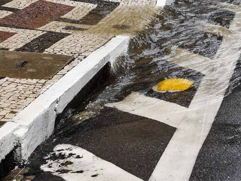 Cagece alerta sobre infração de destinar água de chuva às redes de esgoto