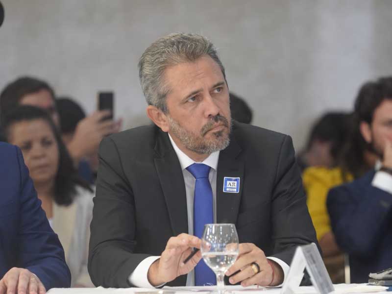 Em Brasília, governador Elmano de Freitas participa de reunião sobre enfrentamento à violência nas escolas