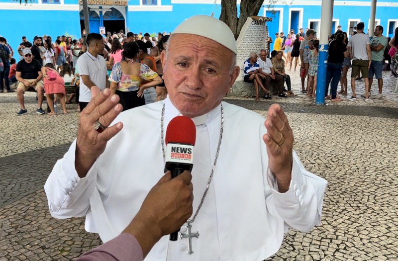 Sósia do Papa João Paulo II alegra fiéis no Horto do Padre Cícero