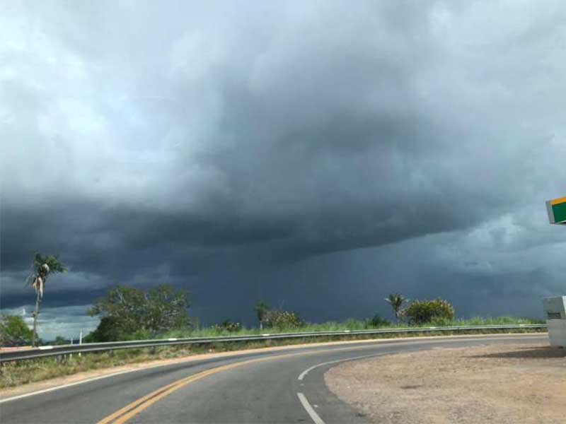 Chove em cerca de 90 municípios entre domingo (14) e segunda-feira (15)