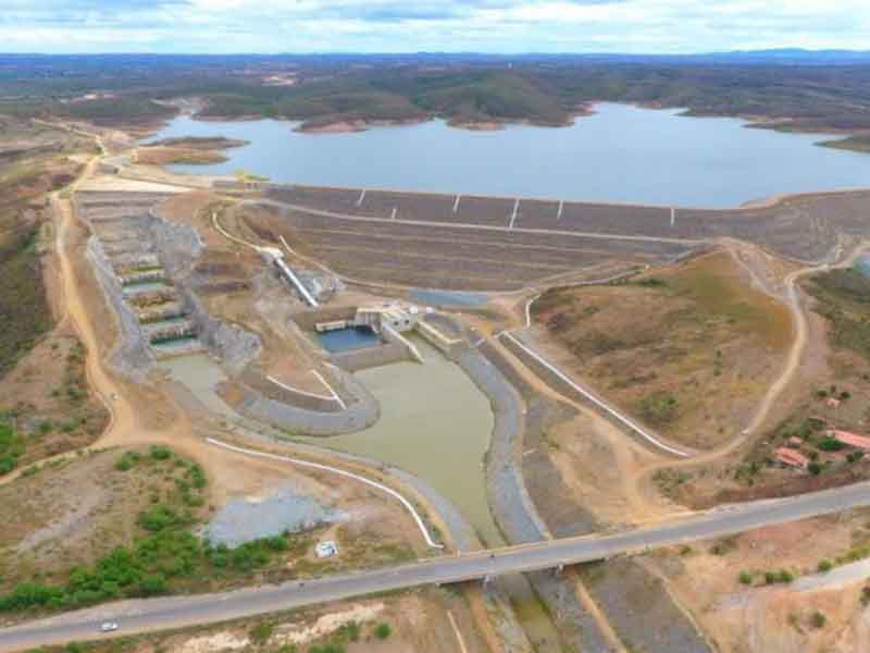 Governador Elmano de Freitas e ministro Waldez Góes vistoriam barragem de Jati