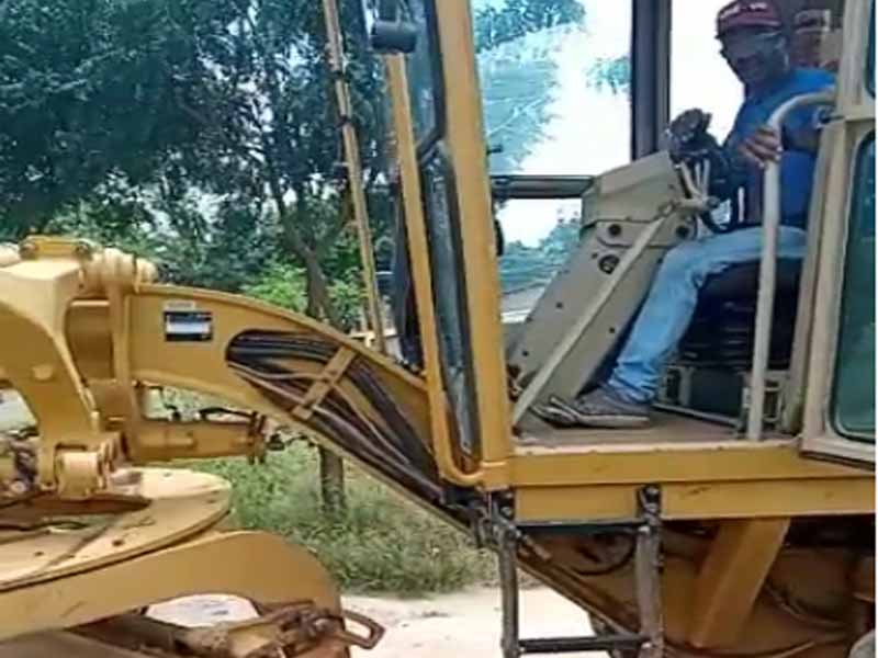 Vídeo: com abandono de estradas em Araripe, moradores conseguem ajuda da Prefeitura de Potengi