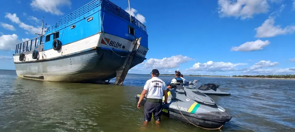 Cigarros contrabandeados são apreendidos após embarcação encalhar entre o litoral do PI e CE