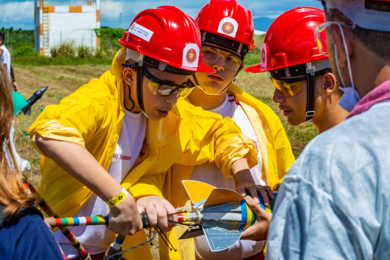 Equipe do CMCB faz foguete voar quase 300 metros e bate recorde estadual