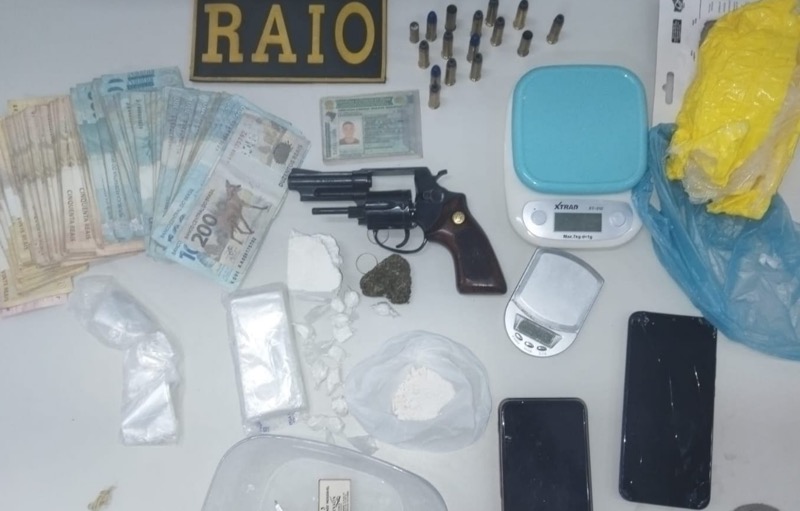 Homem flagrado com arma e drogas é preso pelo BPRAIO no Crato