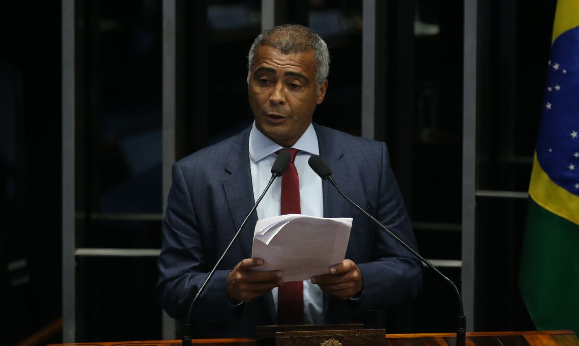 Romário é internado com infecção intestinal