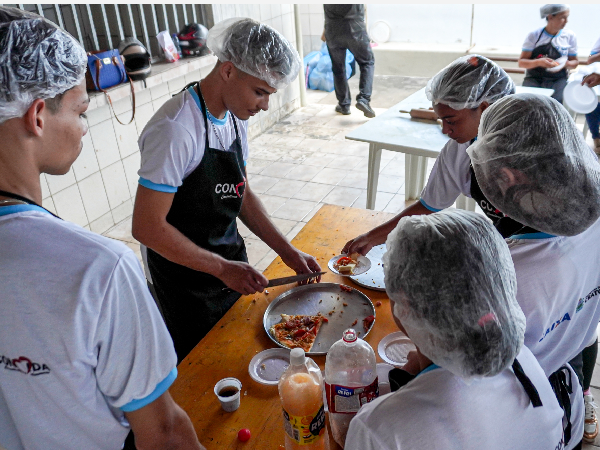 Moradores dos Residenciais Madre Feitosa I e II participam de curso de pizzaiolo